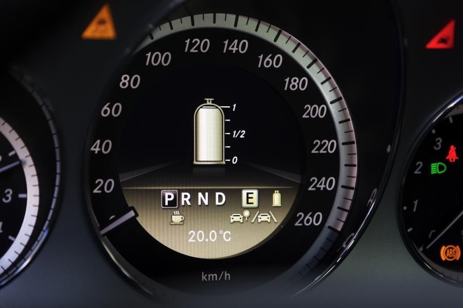  Mercedes-Benz E200 NGT 2011 года  (фото 3 из 16)